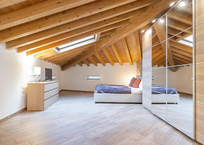 Mansarda Open Space アパート