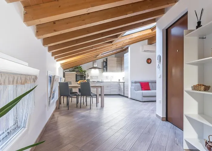 Mansarda Open Space アパート *